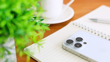 スマホを伏せている