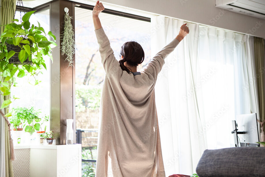 朝日を浴びる女性