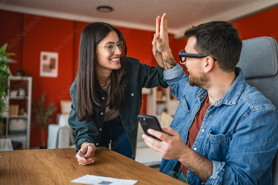 ハイタッチする夫婦